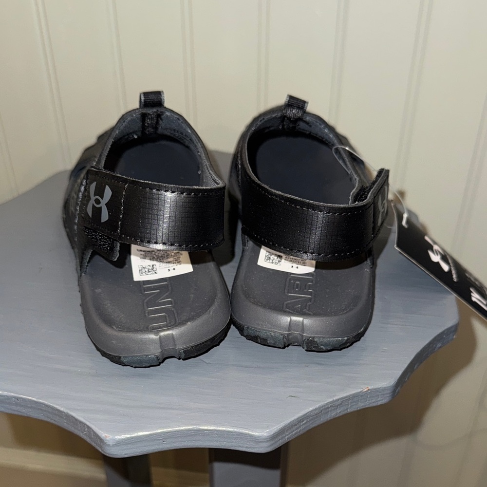 Under Armour Black Slip-On‎ Fat Tire Sandals size 1Y. NWT - Picture 4 of 4